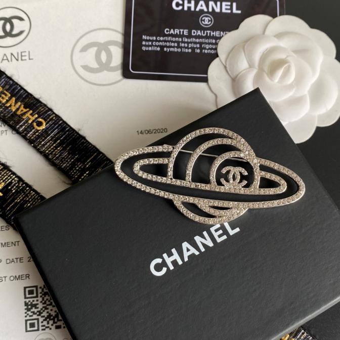 C142  Chanel brooch 105851