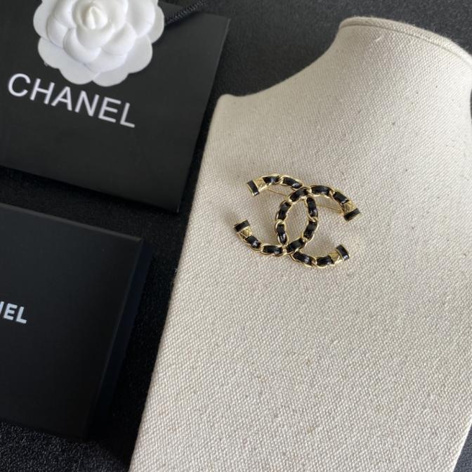 C071 Chanel brooch 106384