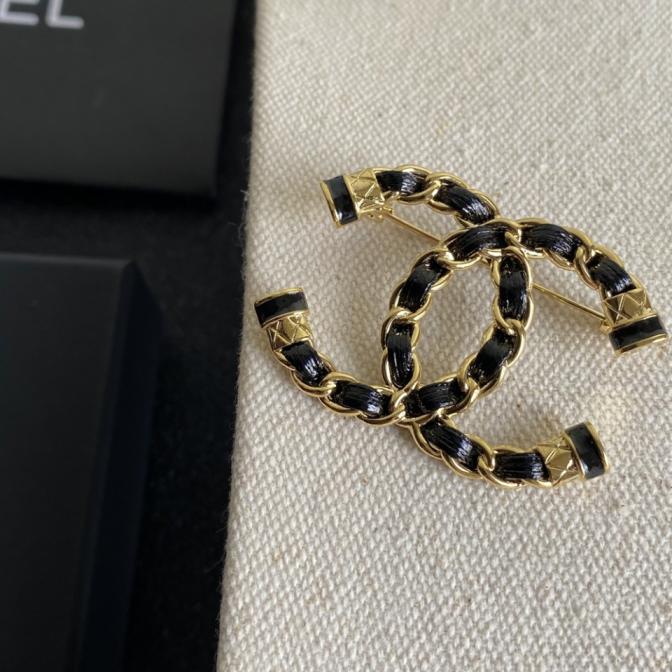 C071 Chanel brooch 106384