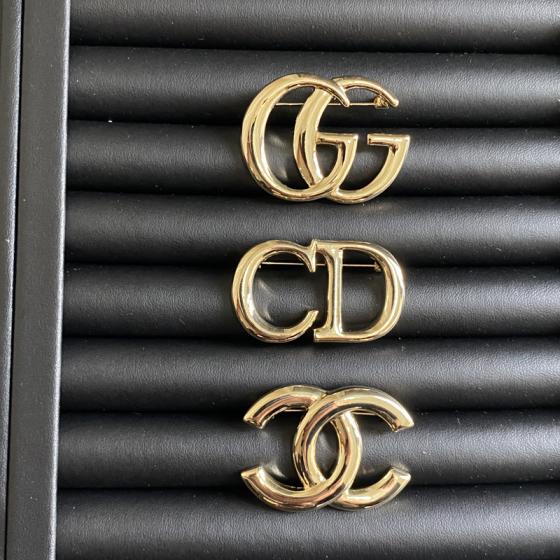 C079 Chanel brooch 104695