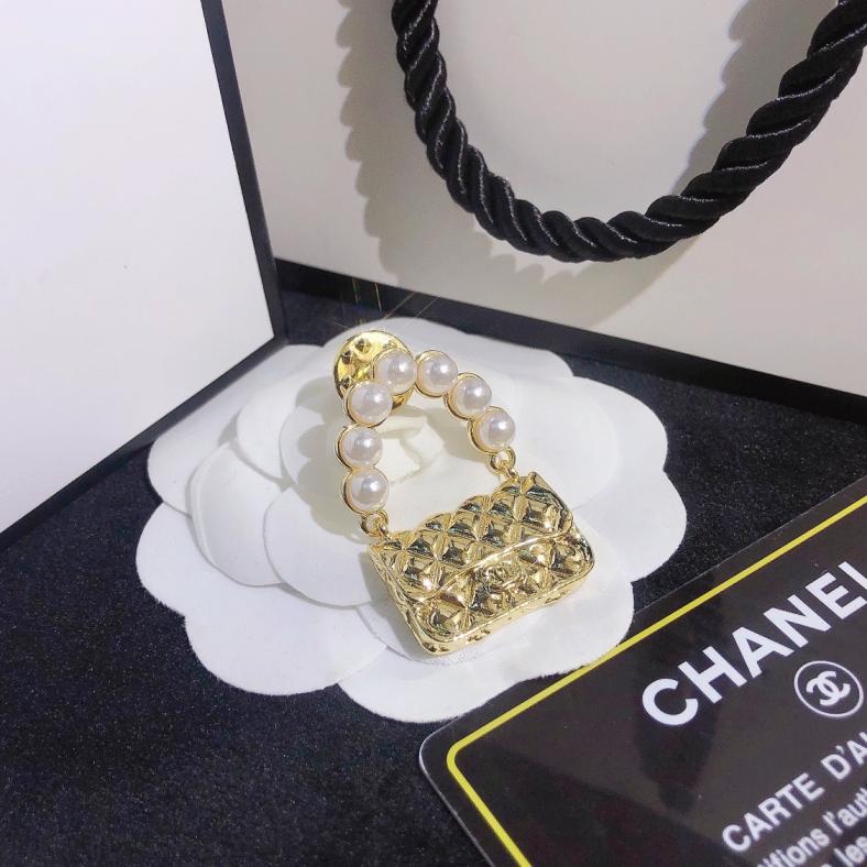 D017   Chanel brooch 106782