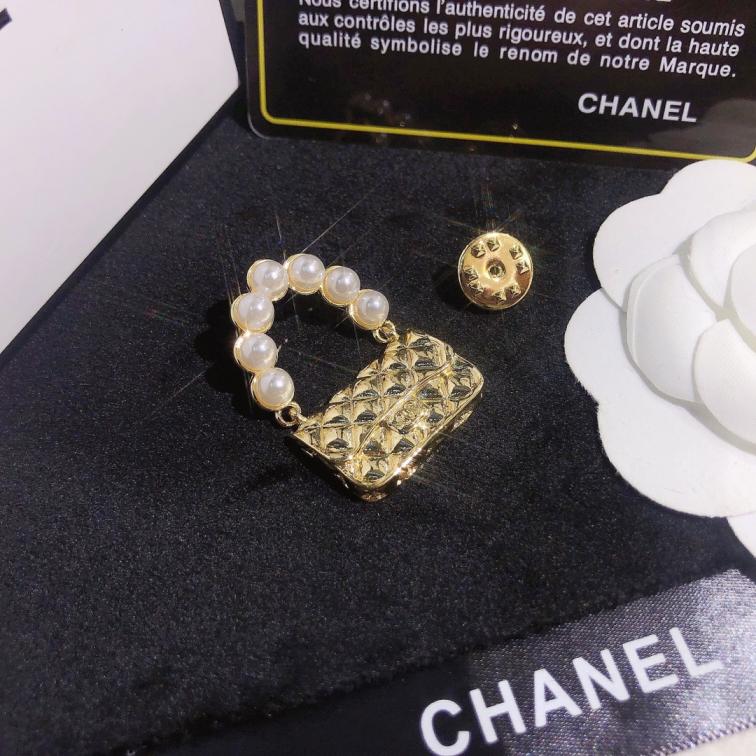 D017   Chanel brooch 106782