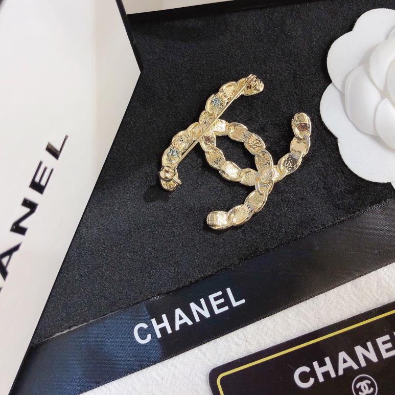 D018  Chanel brooch 106783