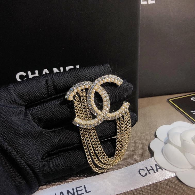 D036   Chanel brooch 106908