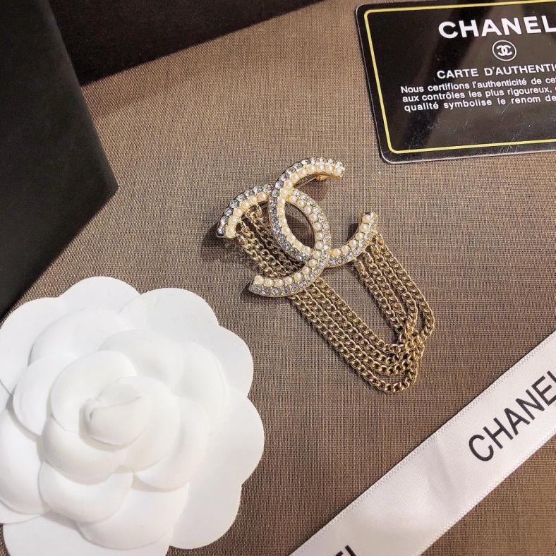 D036   Chanel brooch 106908