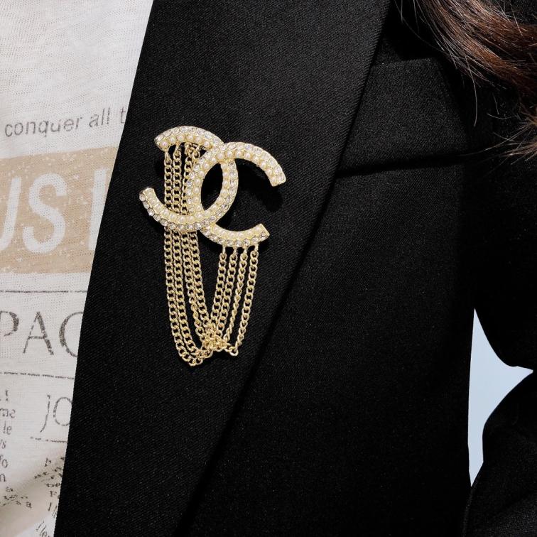 D036   Chanel brooch 106908
