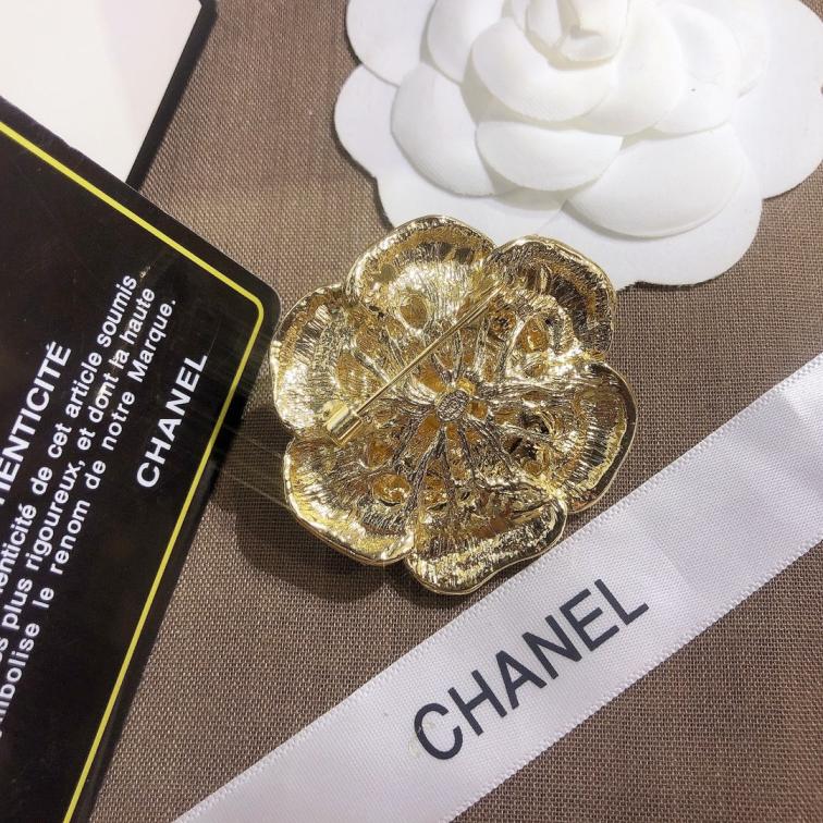 D038    Chanel brooch 106920