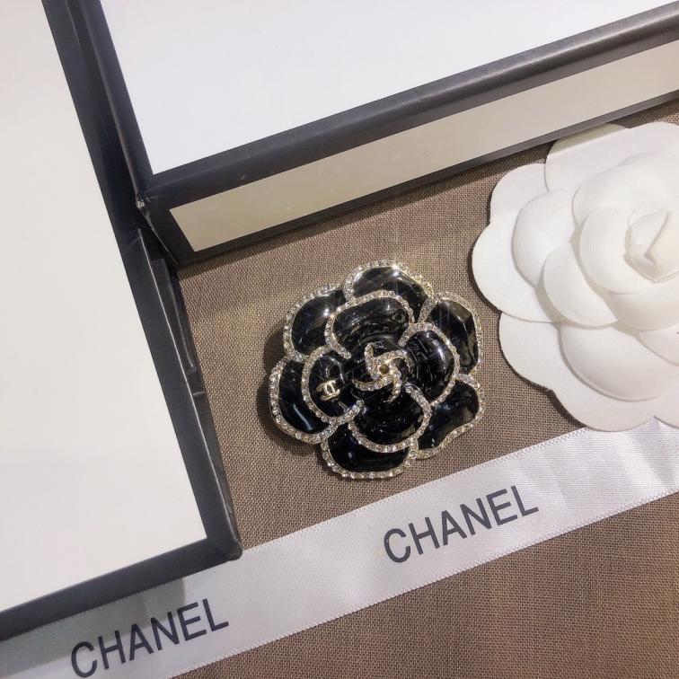 D038    Chanel brooch 106920