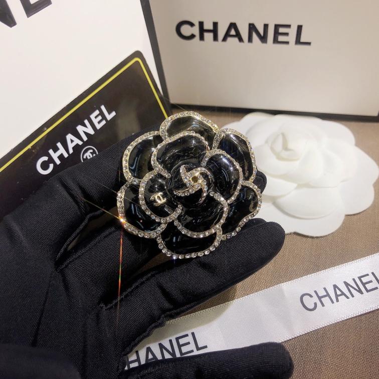 D038    Chanel brooch 106920