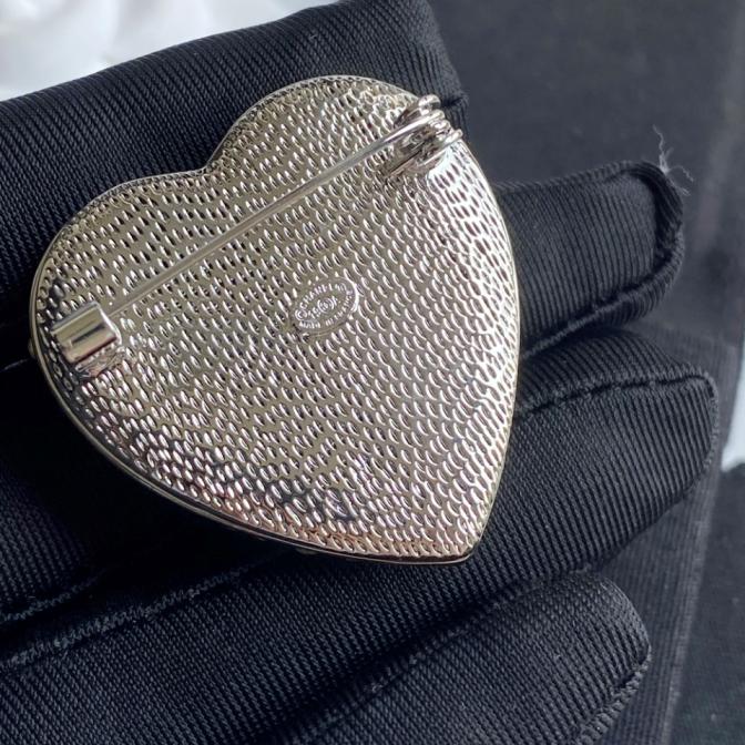 C099 Chanel brooch 106997