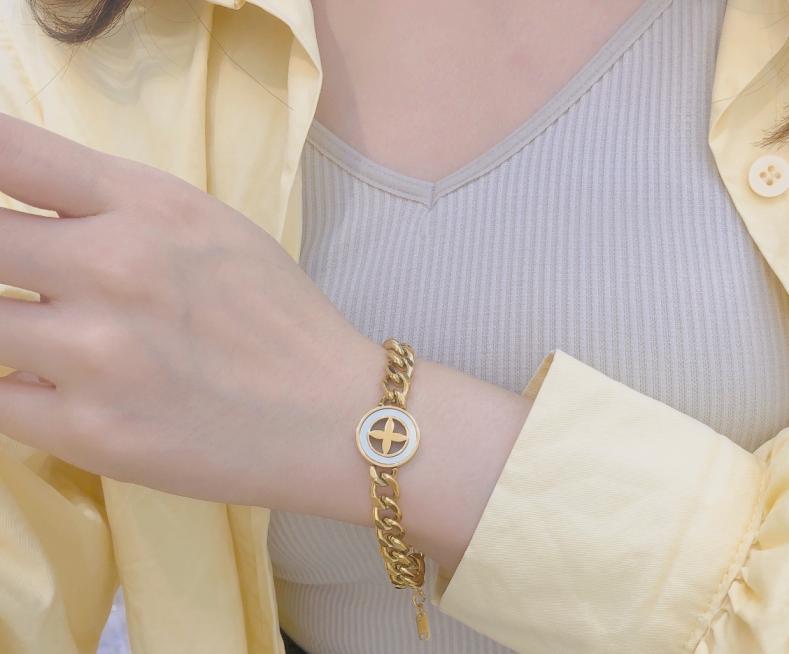 LV bracelet 105026