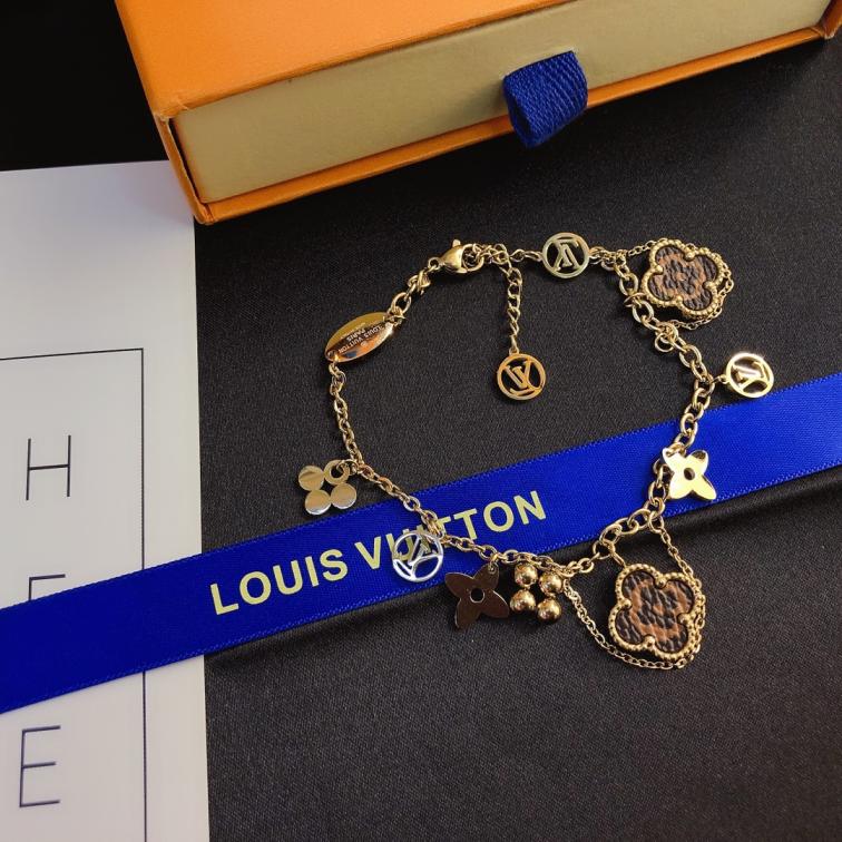 L049   Lv bracelet 105903