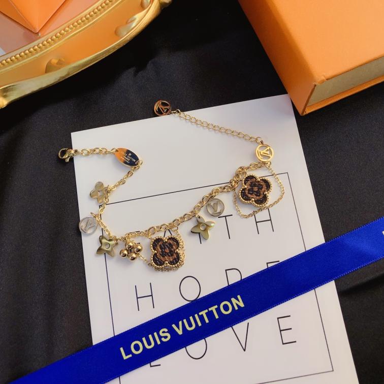 L049   Lv bracelet 105903