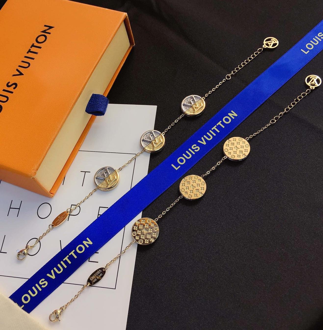 L050   Lv bracelet 105904