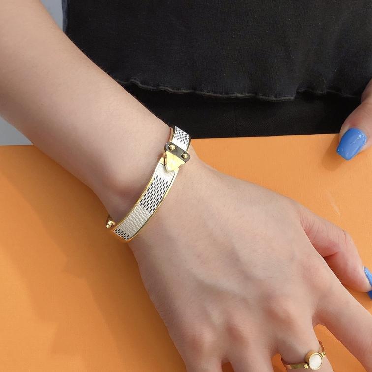 S209  LV bracelet 106117