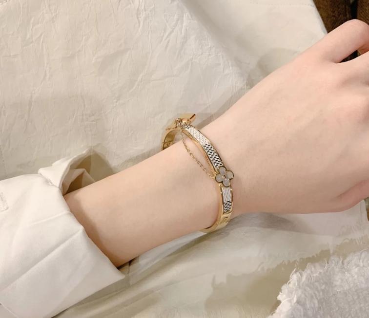 S187   LV Bracelet 106213