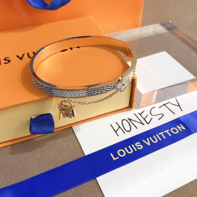 S187   LV Bracelet 106213