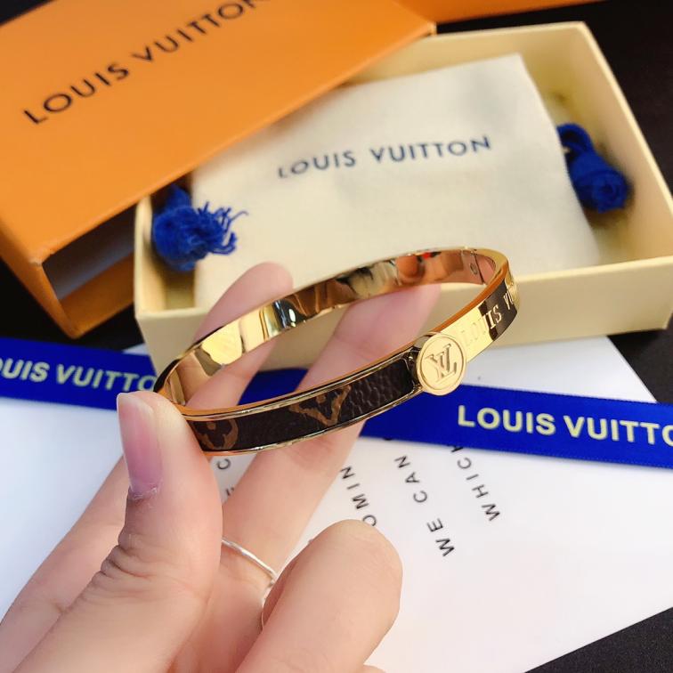 S114    LV bracelet 106220