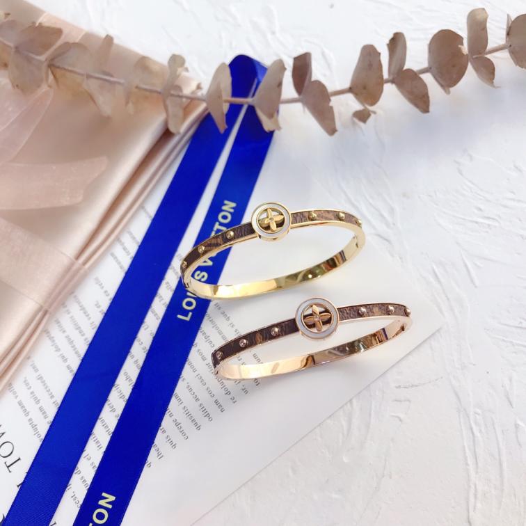 S001  LV bracelet 104931
