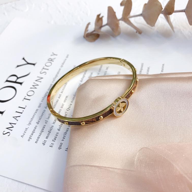 S001  LV bracelet 104931