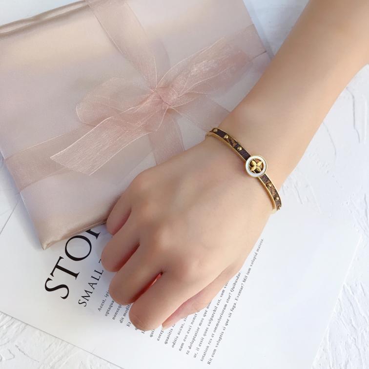 S001  LV bracelet 104931