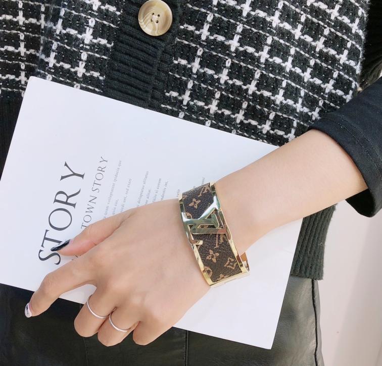 S147    LV Bracelet 106233