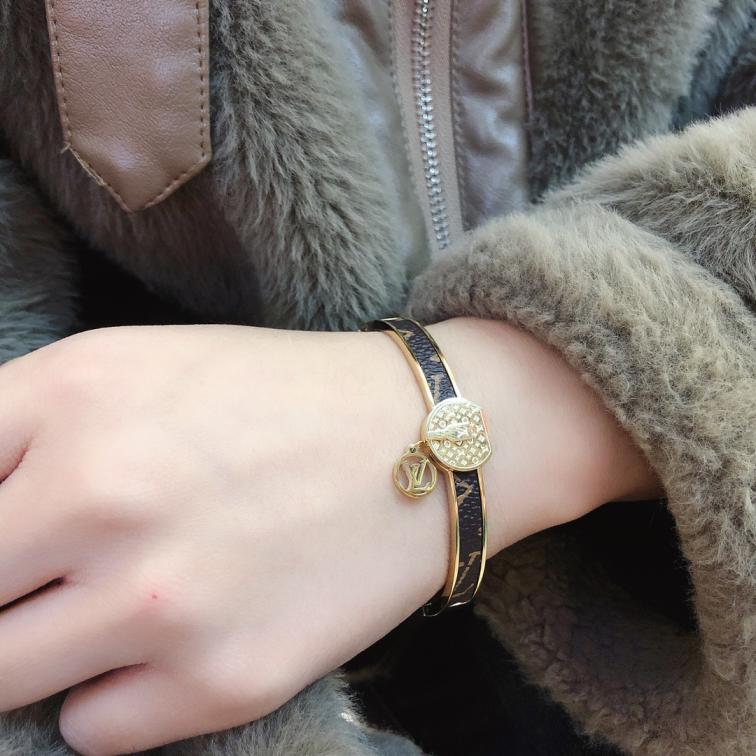 S138   LV Bracelet 106237