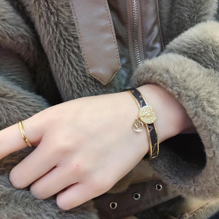 S138   LV Bracelet 106237