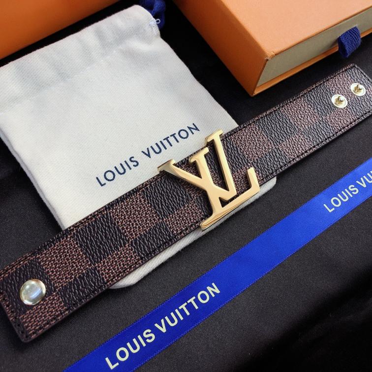 S129     LV Leather bracelet 105642