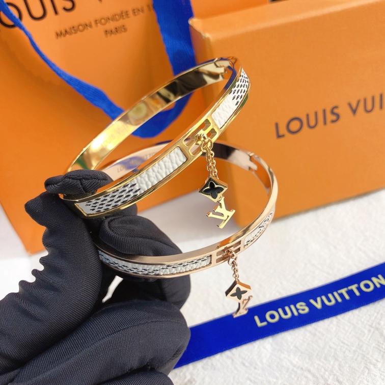S211   LV Bracelet 106257