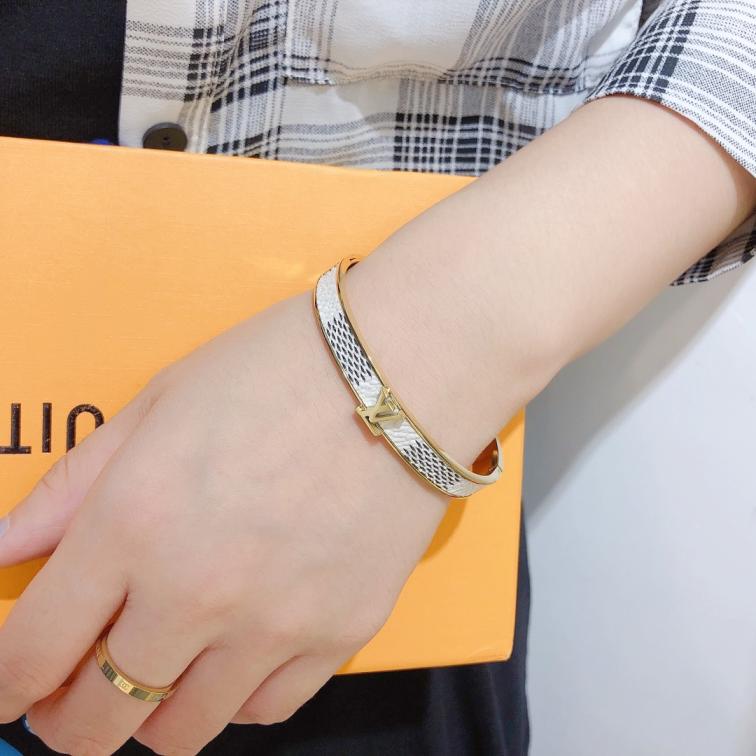 S212    LV Bracelet 106258