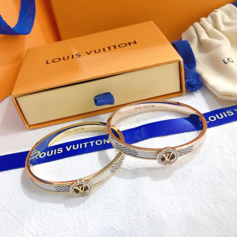 S213    LV bracelet 106259