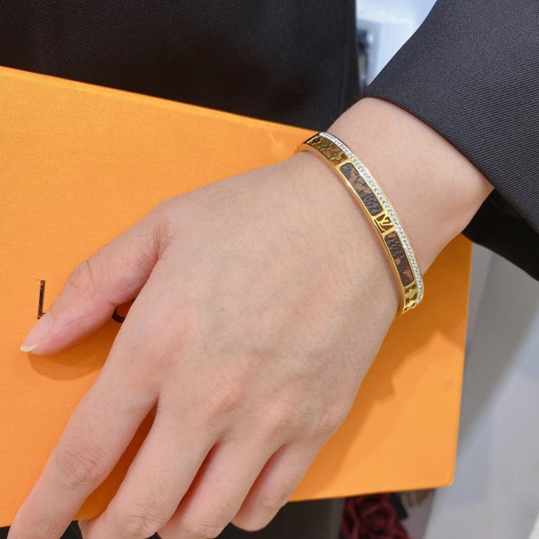S249    LV Bracelet 106909