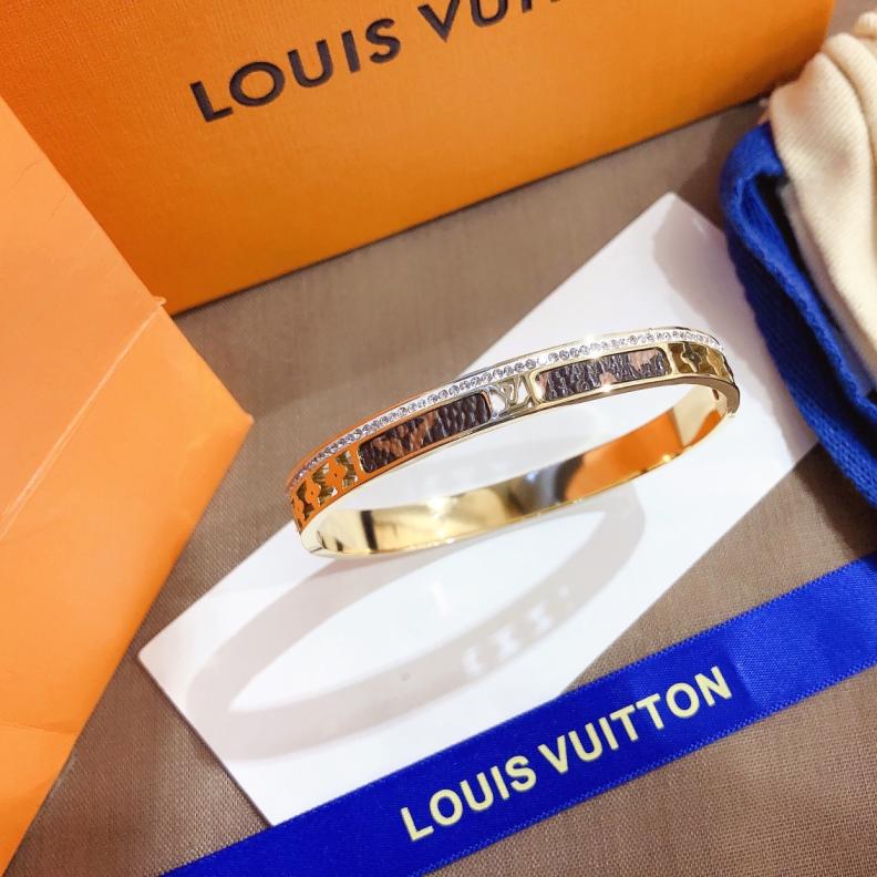 S249    LV Bracelet 106909