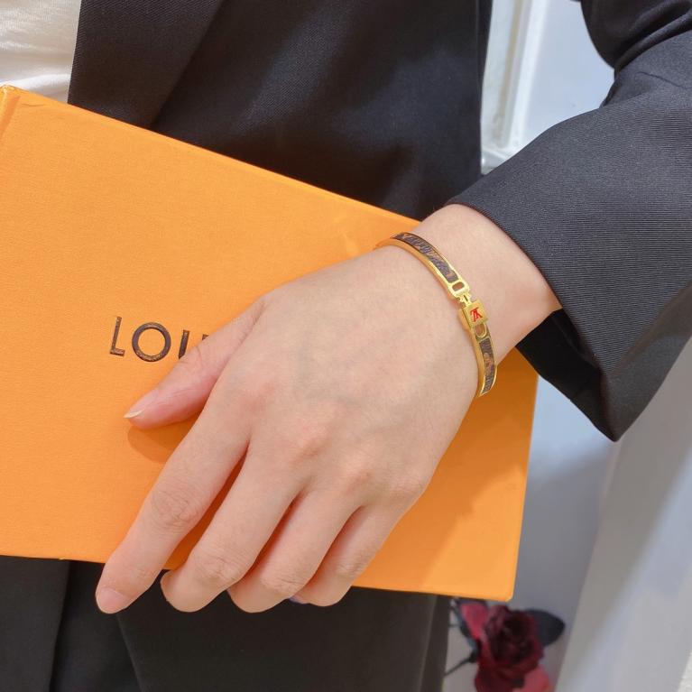 S250      LV Bracelet 106912