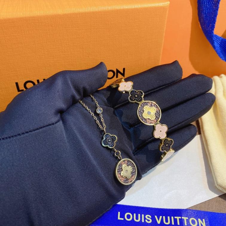 S256       LV bracelet 106934