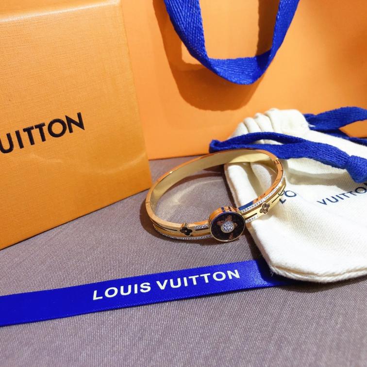 S259       LV bracelet 106940