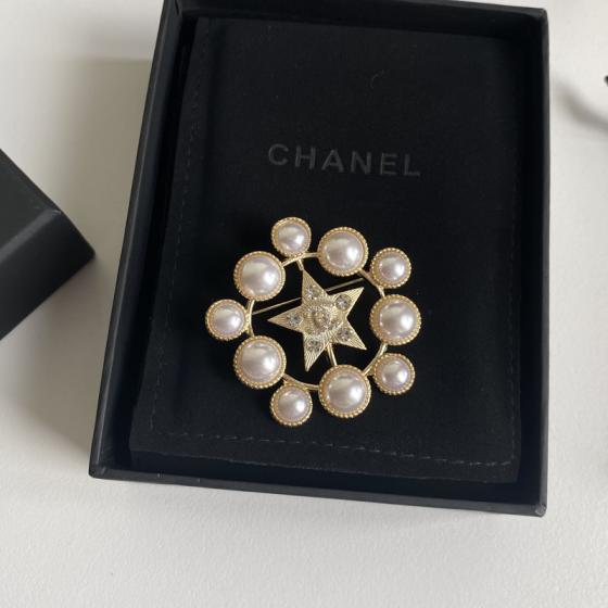 C068 Chanel brooch 107682