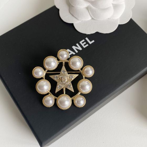 C068 Chanel brooch 107682