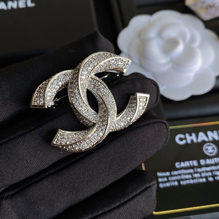 D002 Chanel brooch 107727