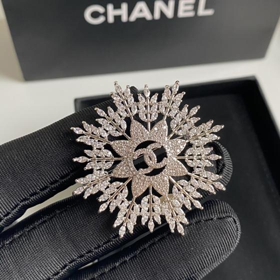 D024 Chanel brooch 107857