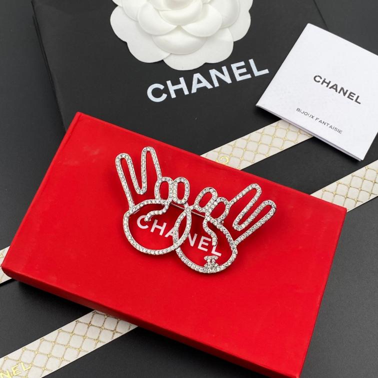 C225  Chanel brooch 107952