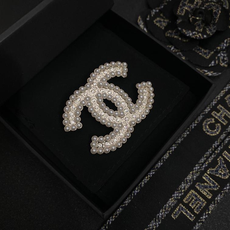 C026 Chanel brooch 107977