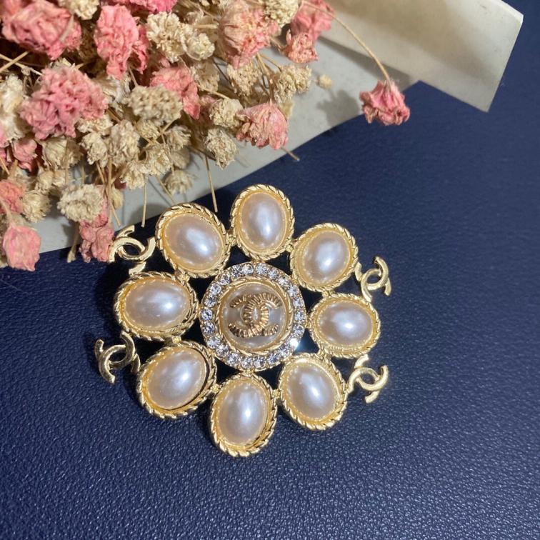 Chanel brooch 108422