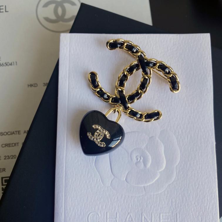 C082  Chanel brooch 108260