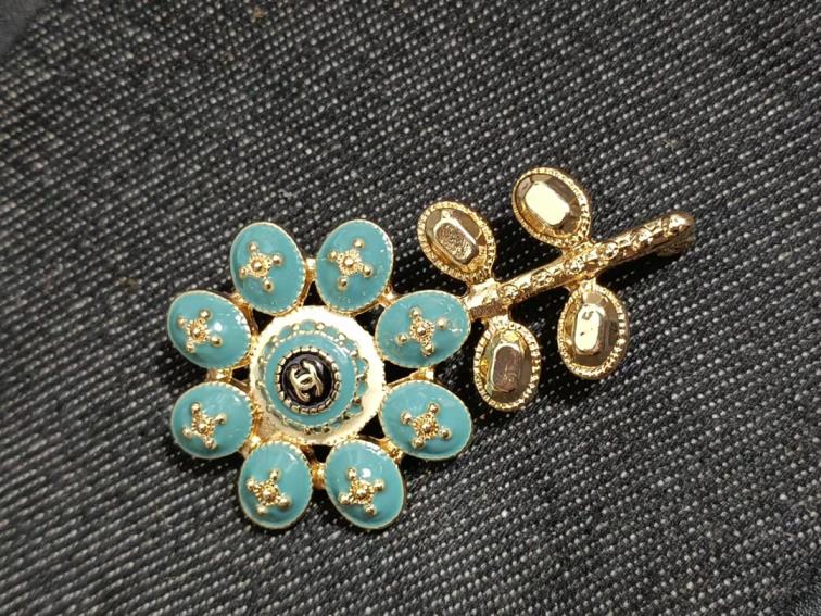 Chanel brooch 108398