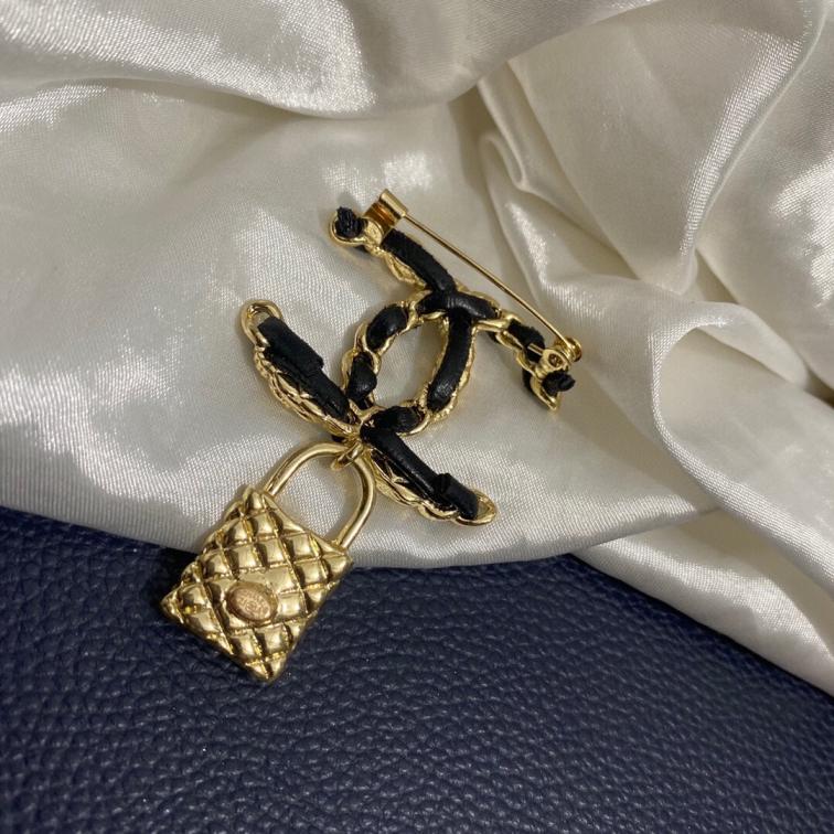 Chanel brooch 108404