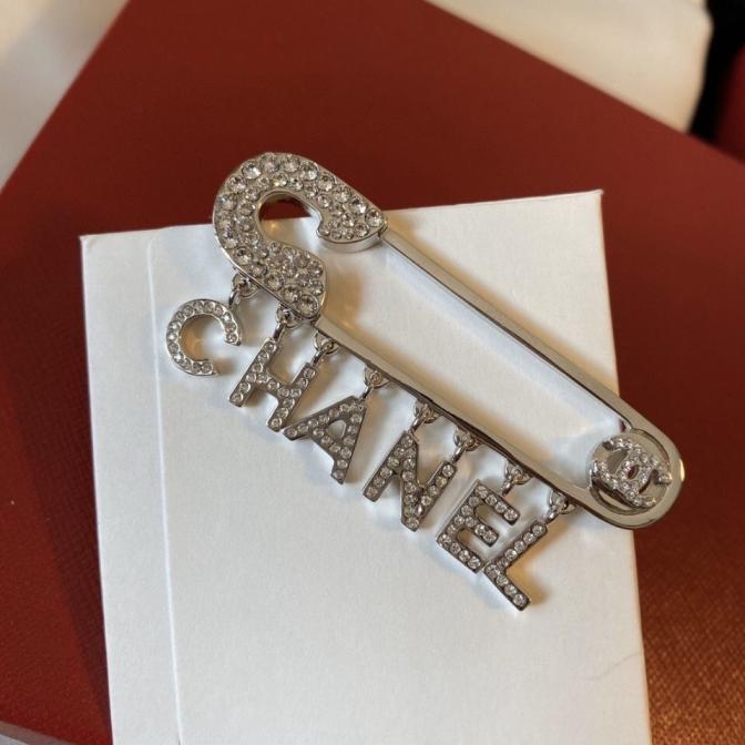 Chanel brooch 108413
