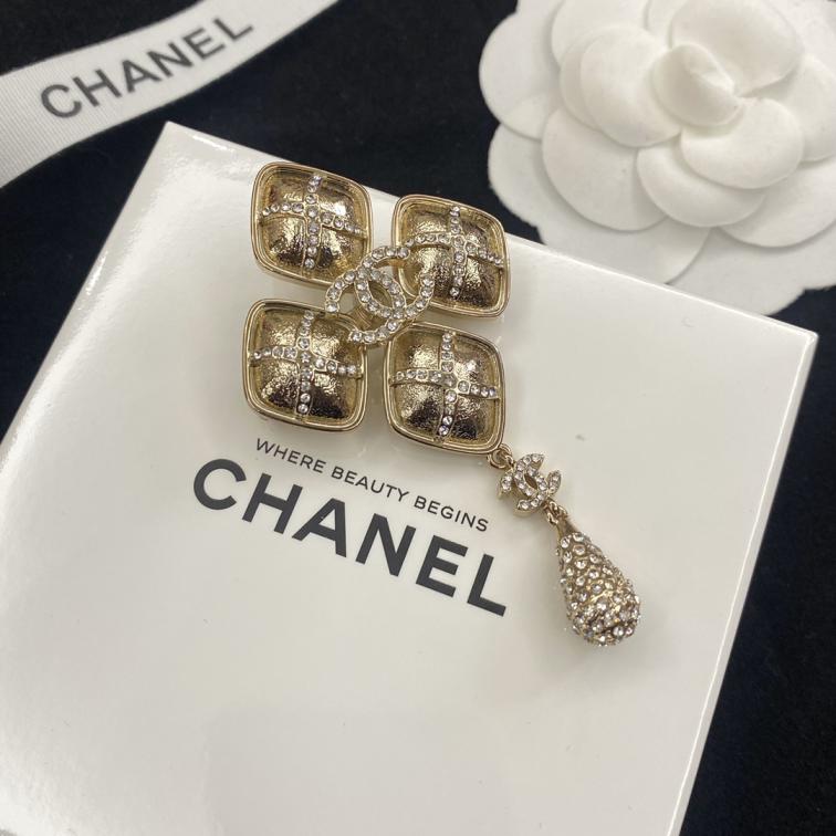 C286 Chanel brooch