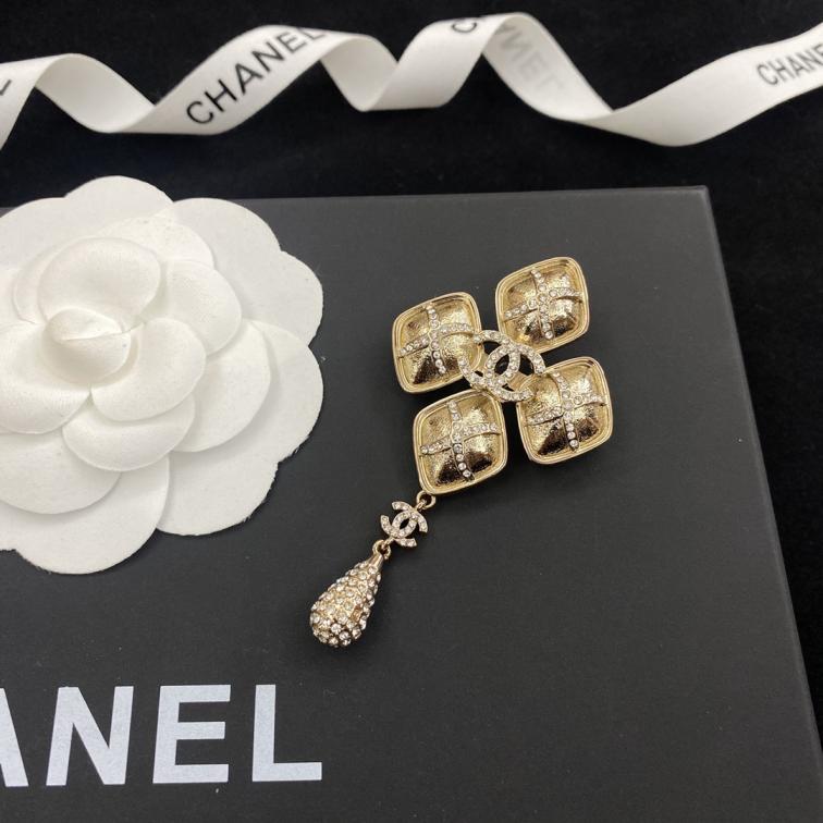 C286 Chanel brooch